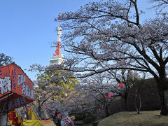 八幡山公園はお祭り中で屋台も多く賑わってます、土曜の朝で席とりに来てる人も結構いて皆さん大変ですね～