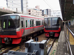 名古屋まで豊橋行き快速特急特別車に乗ります
9500系2両、2200系一般車4両、特別車2両の8両編成
名鉄の特急といえば一般車といえどクロスシート車両でしたが、様変わりしています