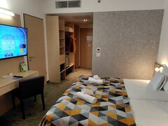 今回のお宿は「Bo18 Hotel Superior」です。
よくある三つ星中級ホテルですが
サウナやジャグジーもあるし、
朝食はシャンパン付き、
空港からのアクセスの良さや
近くにショッピングモールがあるのでここにしました。

本当は、35年前に泊まりたいと思った
ファーラムホテルが良かったけど・・・
いまはインターコンチかソフィテルになった？
でもどちらも満室でした。まぁ節約節約！
 