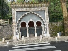 ホテルで荷物を整理して、シントラ観光で行こうと思っていたシントラ宮殿に向かいます。
途中、ムーアの泉。
道路脇にこんな素敵な場所。