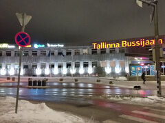 朝一番のバスなのでターミナルの待合室はまだ開いていません。午前6時から待合室が使えました。