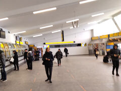 リーガのバスターミナルに着きました。中央市場の隣にあるんですが、ここから市内中心部（リーガ駅付近）へ行くトラムの番号がよくわかりません。グルーグルマップだと乗場が離れていることがわかりましたが、どこかで乗り換えれると勝手に思ってとんでもないことになり、結構歩く羽目に。