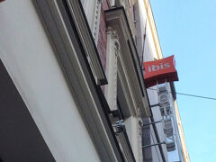 やっとのことで今夜の宿舎に着きました。通りの行先方向ではホテルの看板が小さいので見つけづらい。