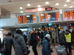 ホテルに帰館する前に、明日は一日1本しか運行してない国際列車でヴィリニュスに移動するので、前もって駅の事情を調べにリーガ駅に行ってみました。リーガ駅はモール（オリゴ）の地下とつながっていました。