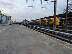 バリアフリーとなるエレベータの位置を確かめましたが、ホームの端でかなり離れてます。これでなんとか思い荷物も階段を使わずにホームまで運べることがわかりました。