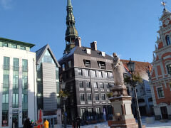 帰国便の都合でリーガには1泊しかできません。2日目は朝から、リトアニア行の列車時刻の夕方まで、老いにもめげす精力的に世界遺産の旧市街の観光をします。まずはホテルから旧市街で一番近い聖ペテロ (ペーテラ)教会に行きました。