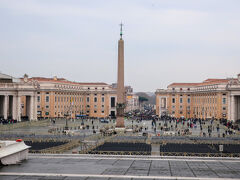 Piazza San Pietro（サン・ピエトロ広場）

ベルニーニの設計により建設されたサン・ピエトロ広場。柱の上には140体もの聖人像。

中央には、紀元前40年頃にエジプトから運ばれたオベリスク。聖ペテロは、このあたりで逆十字架に架けられたと云われています。