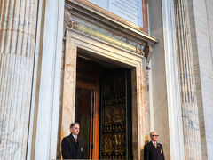 Porta Santa（聖なる扉 / 大いなる赦しの扉）

さていよいよです。聖なる扉は、予約なしで10分ほど待ちました。

改めて、2025年は、キリスト教のカトリック教会派において25年毎に行われる「Giubileo（ジュビレオ）」と呼ばれる聖年。

サン・ピエトロ大聖堂を含むローマの4大バジリカでは、普段は閉じられている（後ろからセメントで塗り固められています）「聖なる扉」が開かれます。