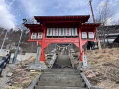神社があったので、ちょっと長めだけど頑張って階段を登る。