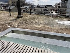 神社から下ってきて、旅館の前の足湯が開放されていたので入らせていただく。広めで清潔で快適。