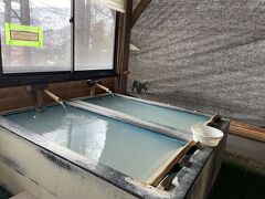 こちらのホテルは内湯の他に、事前予約制の貸し切り風呂があって一人千円と良心的な値段なので行ってみた。寝屋湯タイプの個室を選んだら、写真と違って割と簡素なつくりで、ちょっと期待はずれ。でも、自分たちだけで気兼ねなく利用できるのはいい。