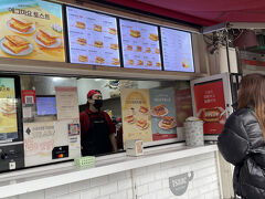 　サンドイッチ店のイサック。去年訪れた明洞の店と違って、タッチパネルでオーダーできるのだね。2つで8,400ウォン。