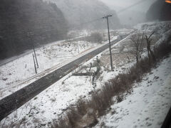 竹野駅12時37分発
この程度の雪なら遅れない
首都圏でこれくらい降るとすぐに交通機関が乱れたりします
