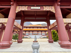 山の上の方にあるので、周囲は山ばかり。
なので本当に台湾のお寺にいるみたいです。
下から上がるのは大変ですが、お姉様の運転のおかげで
一番上まで乗せて頂き、楽をしてお詣りできたのです。
