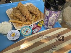 キャラグリの合間にランチ

2人でシェアしてお腹いっぱい！
食べきれなくて残りは夕飯に…

2012年購入　レア紫のリフィルは預け荷物にせずちゃんと手荷物に入れておいたので、ラバシャック入り口にあるドリンクサーバーでレモネードをいただきます
（滞在中、こちらのドリンクサーバーは毎回氷が出なかった…）