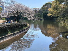乾門の前には北の丸公園が」あるのではいっていきました。