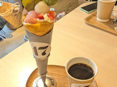「NEWoMan横浜」6階
お店「.17cafe」でカフェ休憩。
「本日のコーヒー」と季節限定メニュー「SAKURA香る　春のクレープ」を注文。