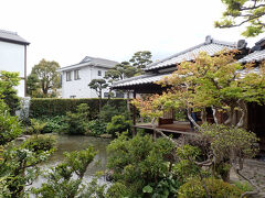エリア内にある「四明荘」という庭園に入ってみました。湧水を利用した美しい池が見どころとなっています。