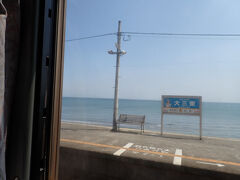 帰りも島原鉄道とバスを乗り継いで長崎空港に戻ります。長い道のりですが、島原鉄道の車窓からは、海に最も近い駅と言われる大三東駅が見られるなど、移動も旅の一部として楽しむことができ、島原市内の見どころも割とコンパクトにまとまっていたこともあり、意外と「慌ただしい」という感覚もそれほど感じずに、充実した週末を過ごすことができました。