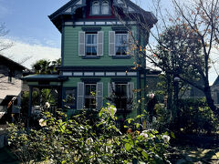 では、次の洋館へ移動しましょう。
ここから先は上り坂。

まず初めに見えてきたのは山手資料館。
こちらは山手西洋館の中には入っていませんが、明治42年に建てられた市内唯一現存する木造西洋館だそうです。
