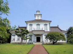 旧西田川郡役所

創建：1881（明治14）年　移築：1972（昭和47）年

初代県令の三島通庸の命によって建てられた擬洋風建築。
大工の棟梁は鶴岡出身で西洋建築を学んだ高橋兼吉と石井竹次郎。