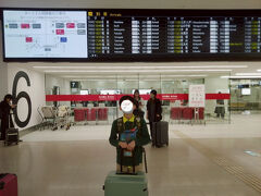 荷物を受取出て来て初東京記念写真