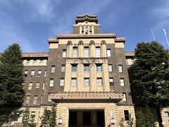 トヨタ産業技術記念館を出た後は、朝ドラ「虎に翼」のロケ地に行ってみることにしました。まずは、名古屋市役所本庁舎へ。

近代的なビルに瓦屋根が特徴的な建物です。