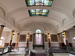 高い天井にステンドグラス。
絵になる美しい建物です。