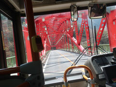 バスは峰谷橋を渡る