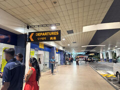 そしてバンダラナイケ国際空港まで送ってもらい
ドライバーさんとお別れ。
5日間安全運転でありがとう。