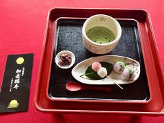 【お抹茶と和菓子1000円】
ふっくら炊かれた『あんこ』は吉野産のアズキから作られているそうです。白玉団子に付けて食べます。
桜餅に巻かれた桜の葉は柔らかくて緑色も鮮やか。
勿論どれもとびきり美味しい。