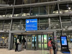 ヒースロー空港でも自動化ゲートが使えず、有人カウンターを通過。
どこから来たか、目的は何か、何日いるかを聞かれました。
到着したのは第5ターミナルですが、荷物をピックアップしてから地下鉄で第4ターミナルに移動します。
ターミナル間の移動が無料になるチケットを発券しました。ボタン1つで発券できました。
地下鉄の改札やホームには必ず担当の方がいて案内してくれたりしていて助かりました。