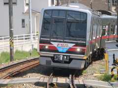 尾張瀬戸駅に向かう途中、すれ違った回送の『名鉄瀬戸線120周年記念トレイン』
（尾張瀬戸～瀬戸市役所前間）