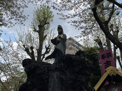 関東大震災の殉難者を慰霊する吉原観音像。