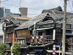 創業128年の老舗天丼屋『土手の伊勢屋』へ。

東京大空襲で焼け残った木造建築物は珍しく、2010年に登録有形文化財に認定されたそう。