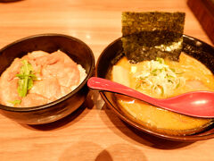 【1日目】
最寄り空港近くに前泊し、朝一の便で新千歳空港へ
朝ごはんに新千歳でラーメンを食べました