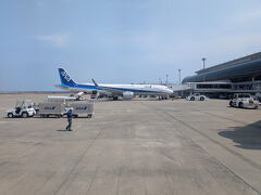 仙台空港に到着してまず感じたことは「寒い」ということ。出発した広島の桜も遅れ気味に満開でしたが、仙台の桜は開花したばかりの模様です。