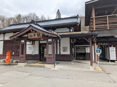 途中雪山を見ながら山寺駅に到着しました。標高が高いせいかかなり寒いです。桜どころではありません。