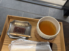 雲仙宮崎旅館に着いて、ロビーでお茶をいただきました。
お茶は和紅茶だそうです。

部屋に荷物を持ってきてくれる方が後ろで待機されていました。