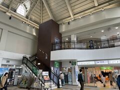米沢駅に到着！車窓から雪山を見ていたらあっという間の一時間だった。電車も二両編成のワンマンで、なんだかかわいらしかった。