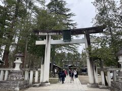 駅のロッカーに荷物を預けて、まずはバスで上杉神社へ。風が強くて真冬のような寒さ。今日が花見でなくて良かった。