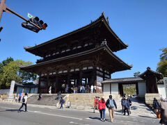京都に行くなら早く行かなくっちゃ
ということで、家を6時半に出て近くの駅からバスで行きました。
我が家の最寄駅から京都行のバスがあったんですが、運転手不足で運行中止が続いてます。
復活してくれる日は来るのか…。

京都に到着して電車で行こうとしたら、JRの駅が人でごった返してる(@_@)
いつも凄い人だけど、異常な人なのでおかしいなと思ったら、運転見合わせ中でしたΣ(ﾟдﾟlll)ｶﾞｰﾝ

仕方ないのでバスで行きます。
京都市営バスは一律230円。
40分ほど乗ったけど230円とはお得。
そしてバスを降りたらすぐ目の前でした。
「仁和寺」です。