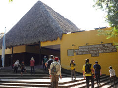 もう１つの博物館を見学します。
石碑博物館（入口）