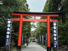 霧島神宮の参道。広大な敷地