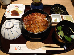 元々は始発の新幹線を予約していて、ぴよりんモーニングを食べて街に繰り出して…と計画していました。
しかし時期的に仕事が忙しく連日残業続きで、前日も帰宅が遅くなってしまったため、急遽新幹線の時間を変更。

１１時頃、名古屋に到着。
名古屋駅近く、大名古屋ビルヂング内にある「ひつまぶし備長」へ。