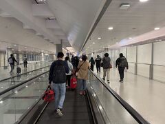 浦東には定刻より10分早い0:26にスポットイン。

しかしここも最近の空港にありがちな、無駄に長い距離歩かされるんですよね。イミグレはそれほど人はいなかったけど一人一人の手続きというか係官の入力に時間がかかり、イミグレを抜けたのはスポットインしてから45分。