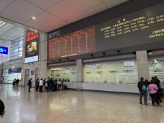 というわけで切符売り場へ。無駄に巨大に作ってある度合いがわかります。
切符売り場で登録してある番号の修正を依頼したところ、前のパスポートの番号が証明できるもの（写真とか）がなくてはダメということで結局買い直しを余儀なくされました。

住民登録番号やパスポートの番号がそのまま切符になる制度では、確かに疎明資料なく登録を認めちゃうとなりすましも含めてなんでも有りになってしまうので仕方がないと思いますが、驚きました。

まだ乗ろうとしていた列車に空席があって買い直す事自体はできたけどオリジナルの切符は発車時間直前で払戻不可との事。