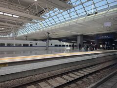 上海虹橋駅に到着。