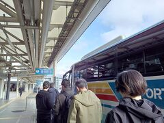 伊丹には定刻5分前着で、降りるのもみなさん準備が早かった。
伊丹のローソンで朝食を調達。
7:50のあべの橋行きバスに乗る。バス代730円に値上げしてた。