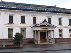 通りからちらり見えたので正面を見に来た「旧青森銀行津軽支店」、現在は「弘前市立百石町展示館」